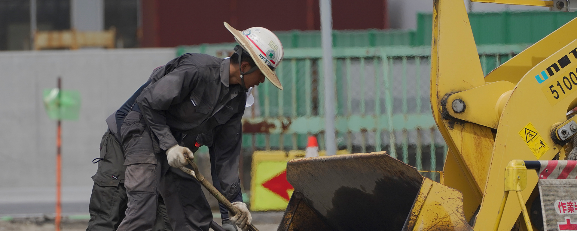 <div> <span class="heading_text">未来へ続く道を、確かな技術で。</span><br />         <p> <span class="first_para" style="color: #ffffff">IKUBOは社会の未来を支えるため、安全で高品質な駐車場、道路等のインフラの整備を行ってまいります。                 </span> </p> <br /> <button class="custom-btn btn-1"><a href="https://ikubo.co.jp/road-paving/">詳しくはこちら</a></button> <br /> <br /> <span class="heading_text"> 道は、今と未来をつなぐ架け橋。 </span> <br />         <p> <span class="first_para" style="color: #ffffff"> 私たちIKUBOが手がける舗装工事は、確かな技術で人々の生活に安心と快適さを届けます。                         共に作り上げるインフラは、地域の未来を支える重要な役割を果たします。 </span> </p> </div>